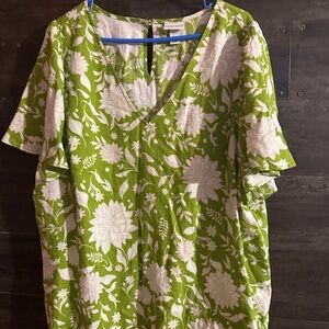 Ava & Viv Green Graphic Relaxed Blouse